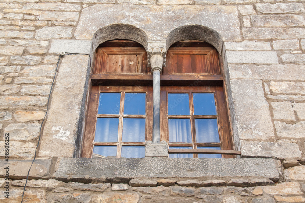 Très vieilles fenêtres et devanture de pierre, Ainsa, Aragon, Espagne, Europe