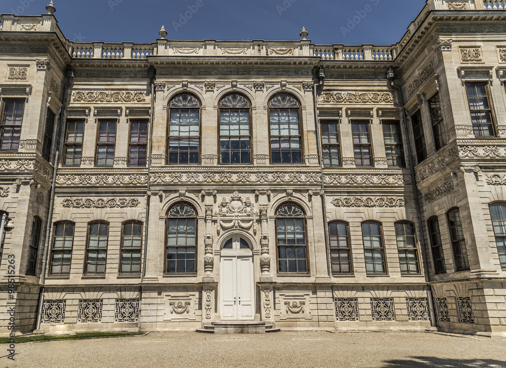 Obraz premium Huge decorated entrance to the Ottoman palace on the Bosphorus sea in Istanbul