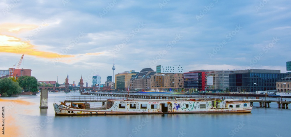 Fototapeta premium Rivière Spree à Berlin, Allemagne