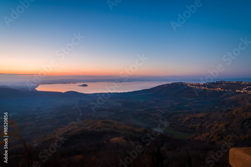 Cuadro en lienzo Vista panoramica sul lago di Bolsena al tramonto
