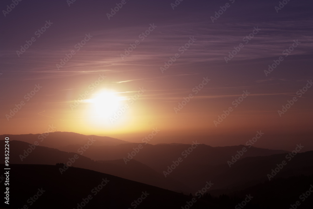 lila Sonnenuntergang im Schwarzwälder Gebirge