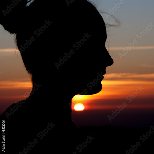 Silhouette eines Kopfes vor Sonnenuntergang