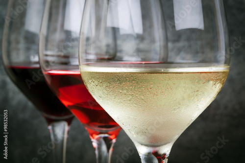 Fotografie, Obraz Bílá růže a červené víno