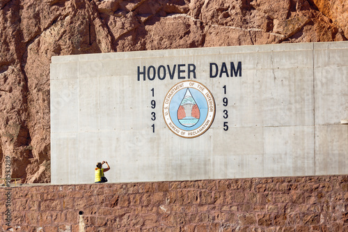 Εκτύπωση καμβά Woman taking pictures of hoover dam logo