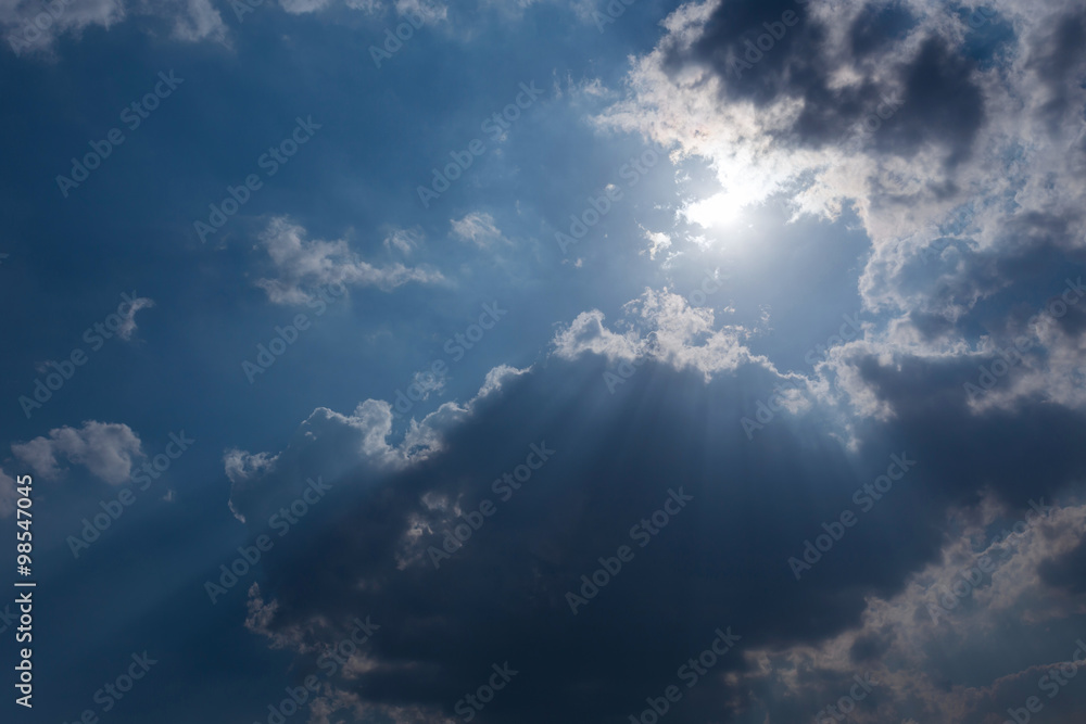 Naklejka premium sunbeam through the clouds of sunlight in blue sky background