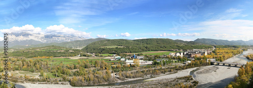 Vue panoramique sur le Peña Montañesa et la rivière R.Cinca, vu d'Ainsa, Aragon, Espagne, Europe
