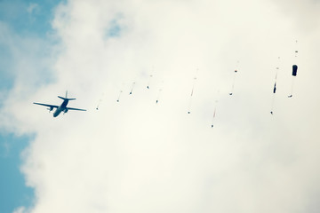Fotobehang Luchtsport Parachutisten dalen door blauwe hemel  © shime