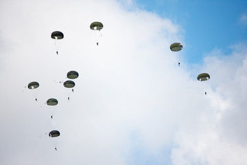 Fotobehang Luchtsport Parachutisten zweven door blauwe lucht  © shime