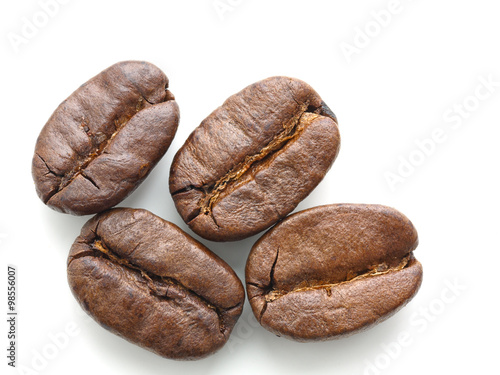 roasted coffee beans isolated © pilat666