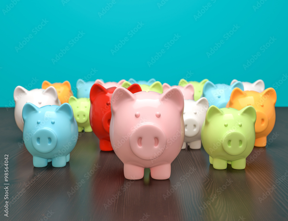 bunte Sparschweine auf Tischplatte bunte Sparschweine auf Tischplatte