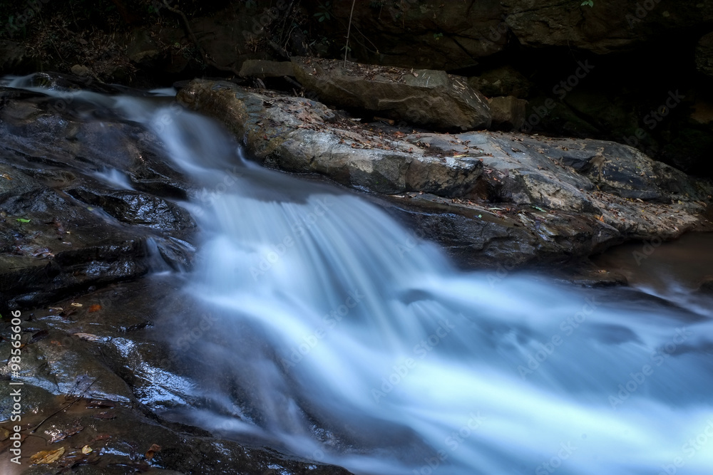 Obraz premium creek flowing over the rocks