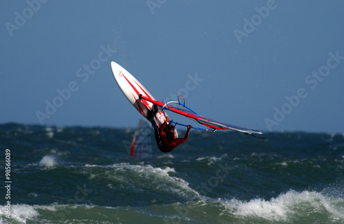 Windsurfer springt