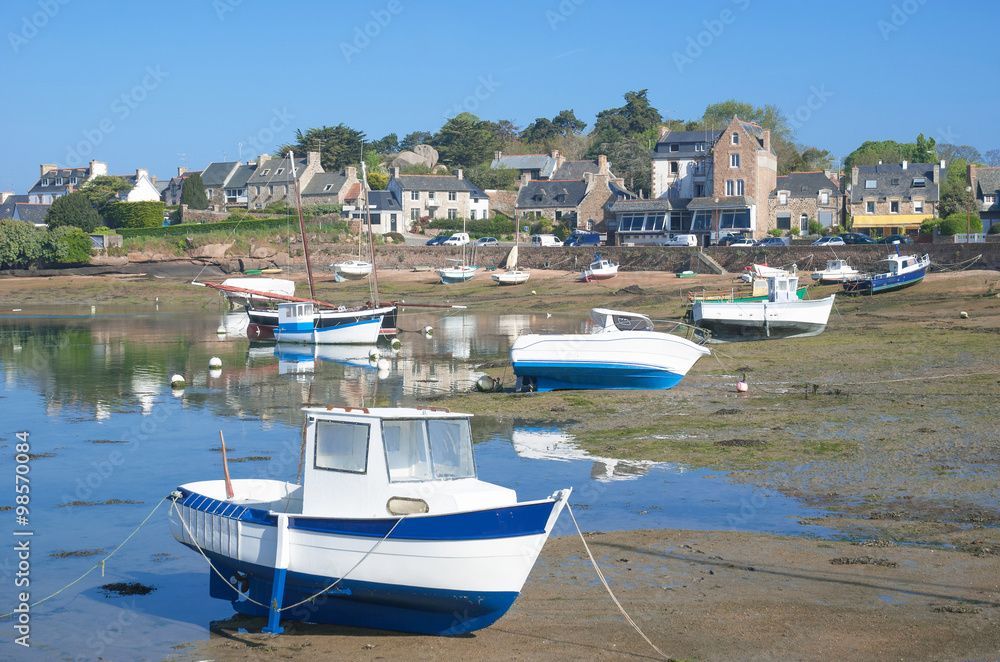 Ebbe im Hafen von Ploumanach in der Bretagne,Nordsee,Ärmelkanal,Frankreich