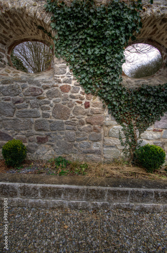 Steinmauer mit Fenster