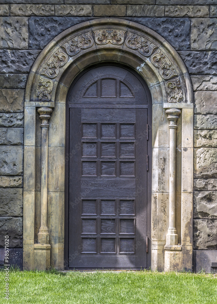 Door in the Gothic style