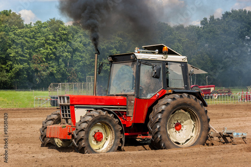 3128 Traktor - bei der Feldarbeit photo