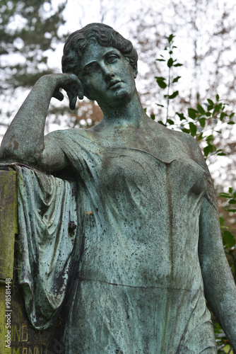 Die Frau am Grabstein © Blende8