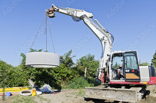 Bagger hebt Betonring