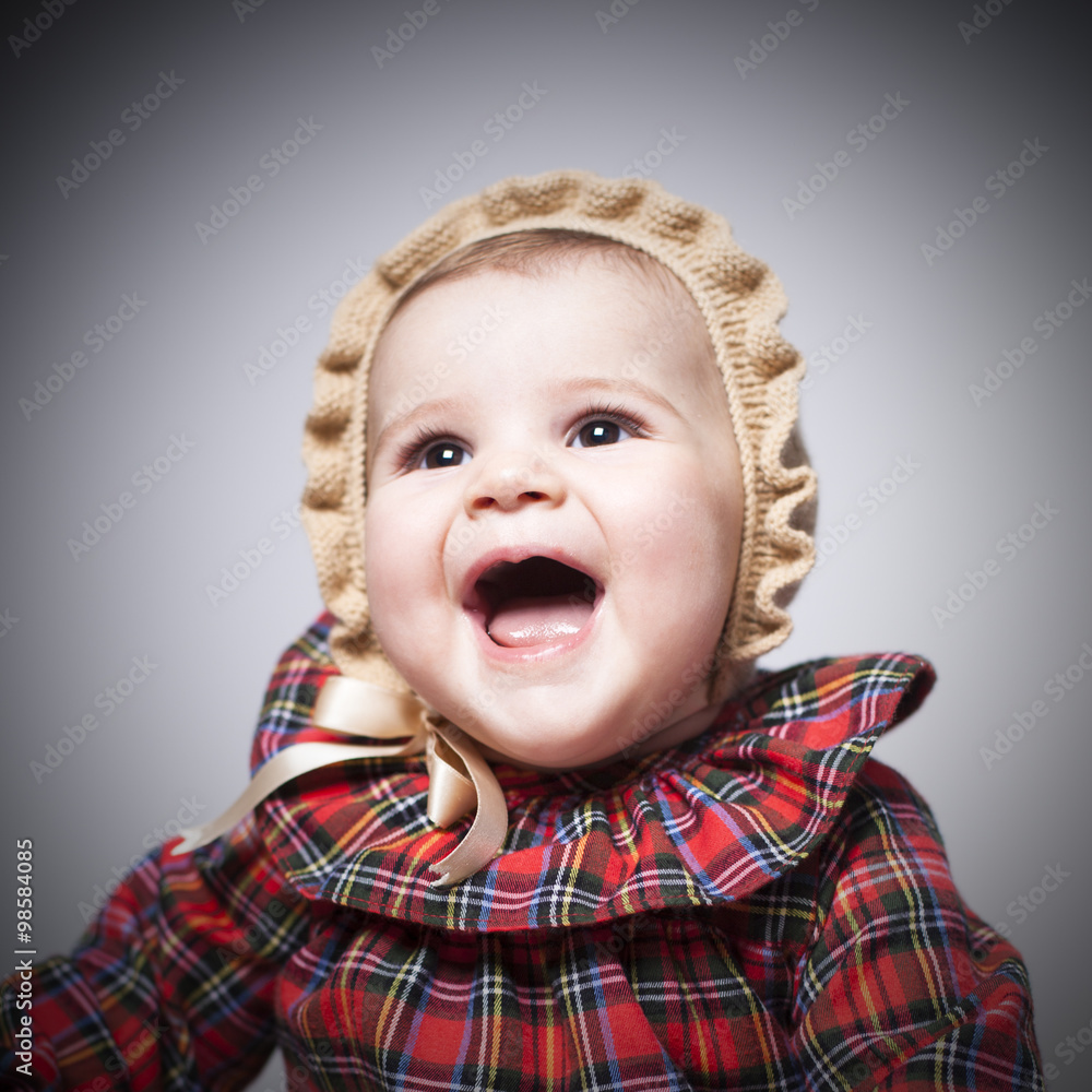 Beb con vestido rojo y gorrito sonriendo feliz Stock Photo