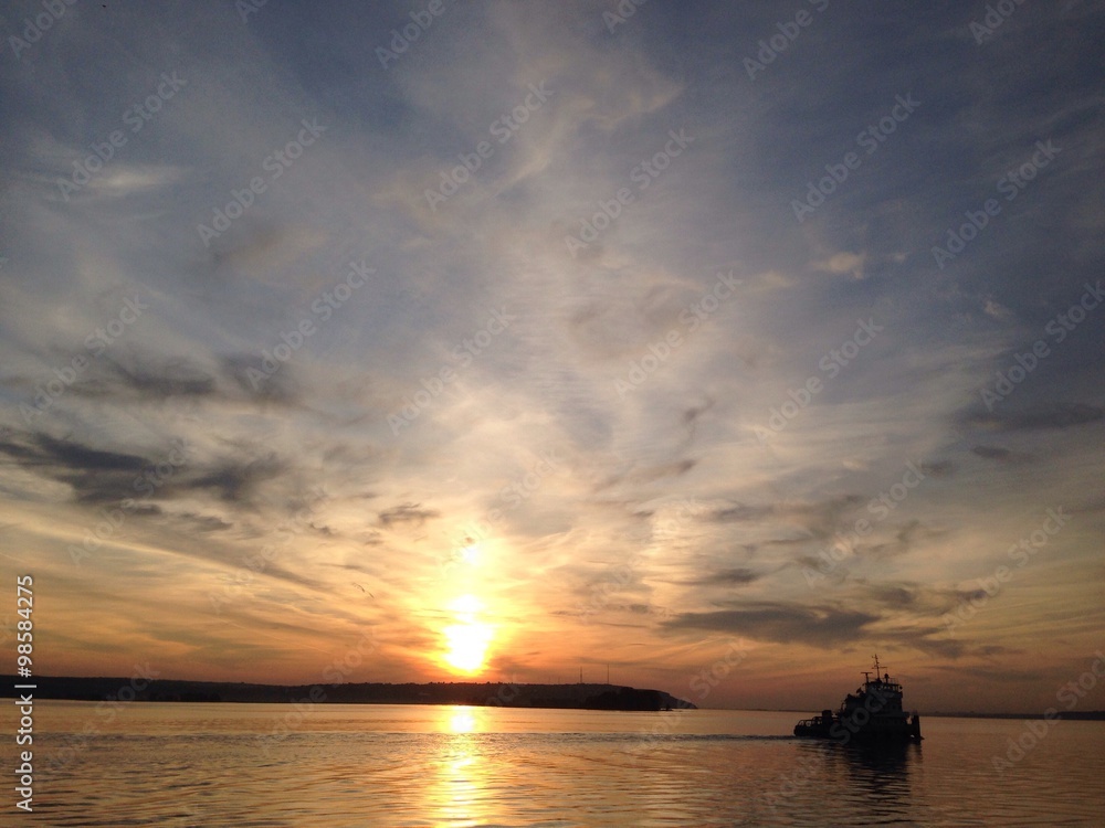 Obraz premium ship at sunset