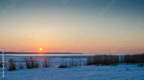 Fototapeta Naklejka Na Ścianę i Meble -  Winter sunset on the sea. The Gulf of Finland