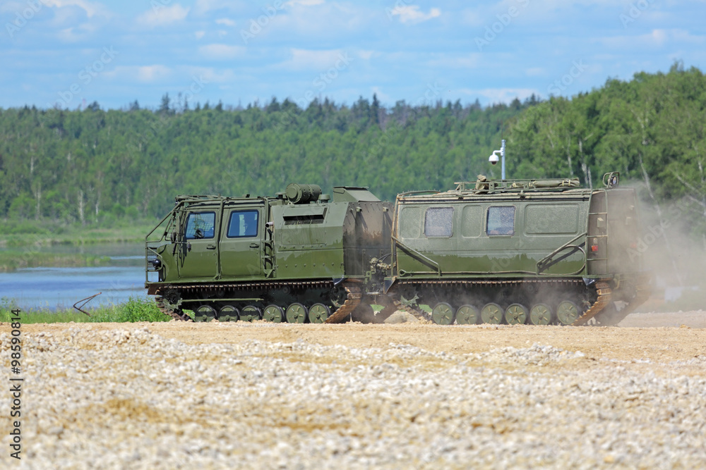 Two-tier tracked all-terrain vehicle Two-tier tracked all-terrain vehicle
