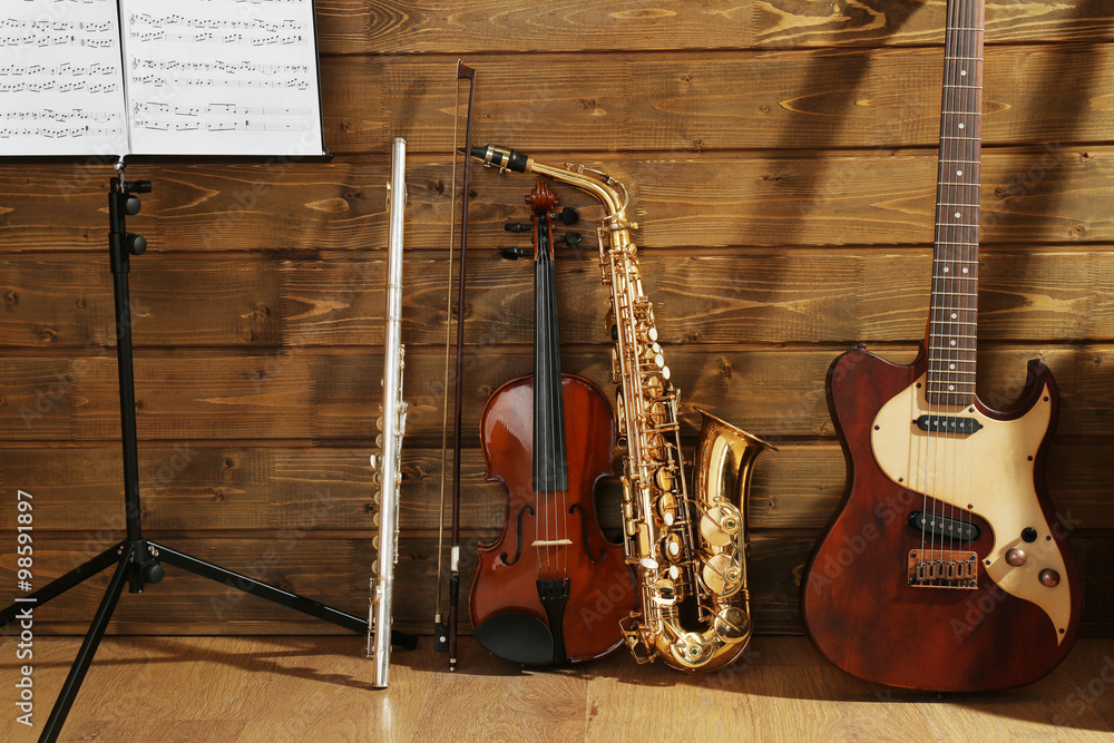 Naklejka premium Note holder against musical instruments on wooden background