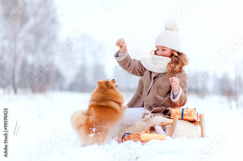девочка с собакой в зимнем лесу на санках