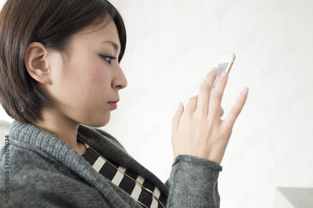 Behang Women are looking at the smartphone to break time in the office