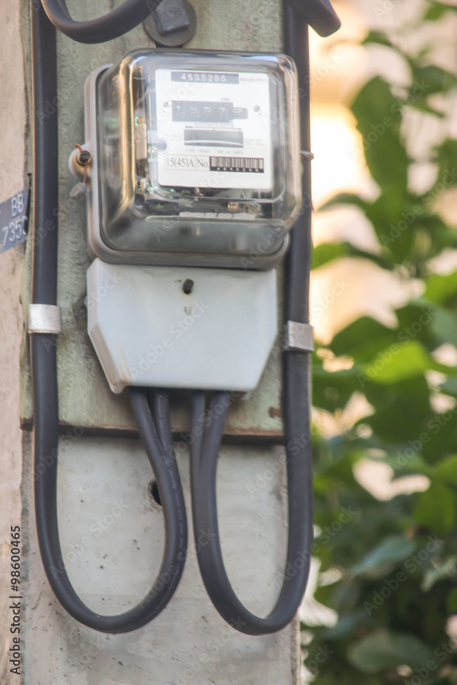 Fotka „Outdoor single phase inductive kilowatt hour meter on concrete pole,  energy meter, electric power meter, kwh meter or counter meter.“ ze služby  Stock | Adobe Stock
