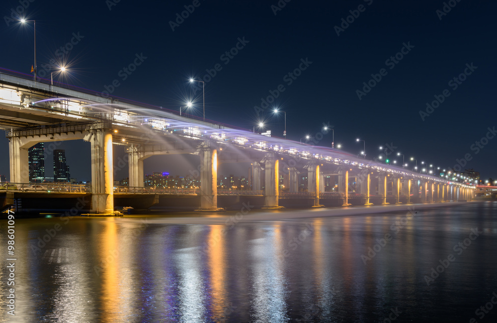 Fototapeta premium Banpo Bridge Rainbow Fountain in Seoul,South Korea