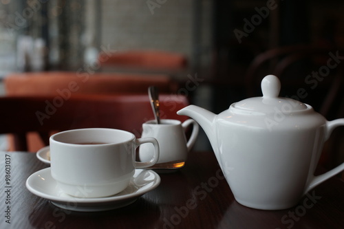 Чай и малиновое варение на столе