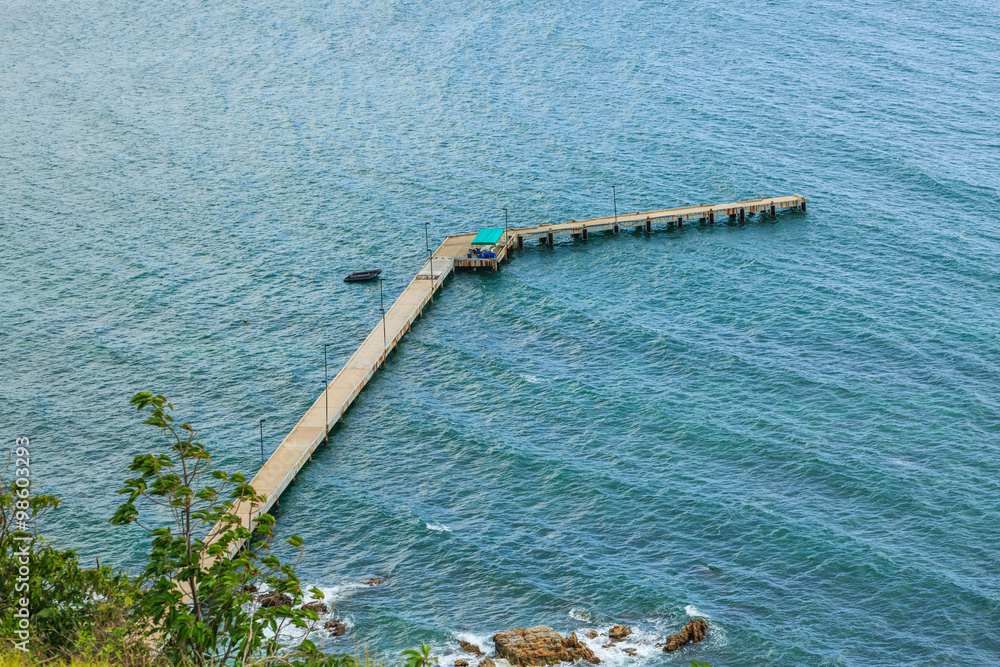Fototapeta premium Cement bridge in the sea 