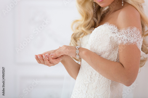 beautiful bracelet on the bride's hand 