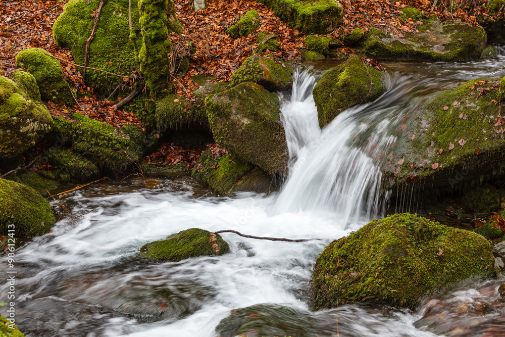 Arroyo Valdecuevas y cascada. Cabornera, León.
