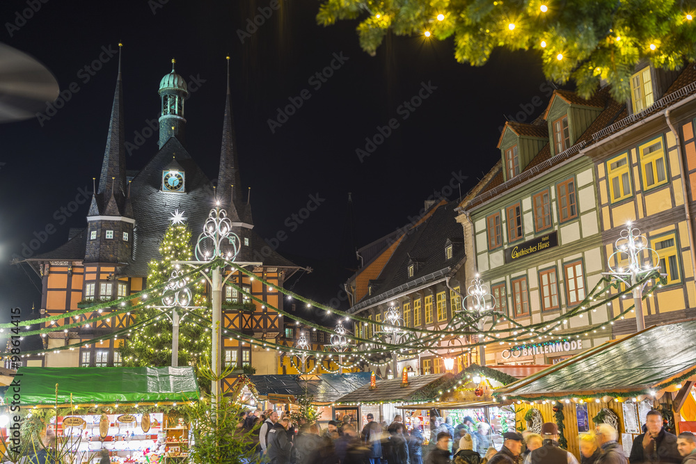 Obraz premium Evening street view of a town Wernigerode in the district of Harz, Saxony-Anhalt, Germany.