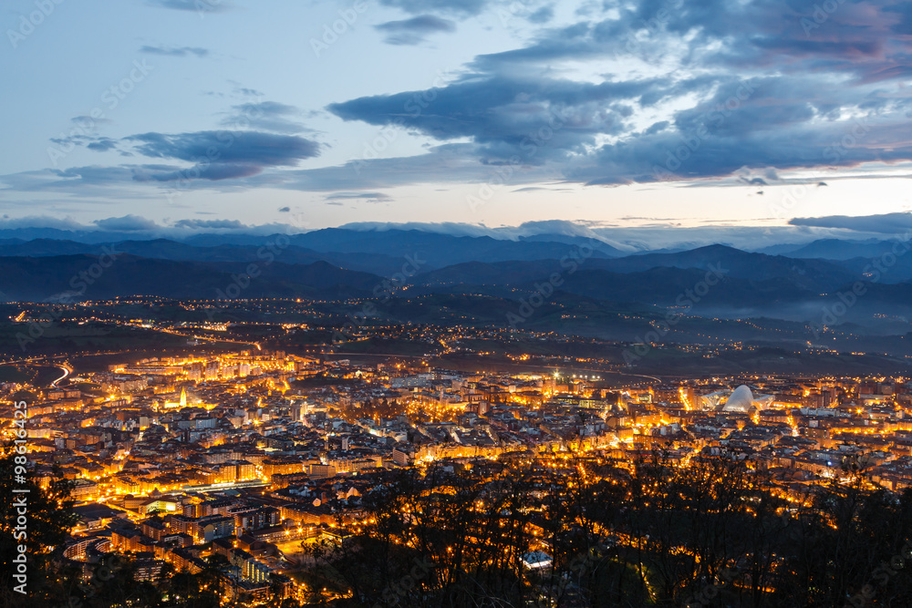 Vista nocturna ciudad de Oviedo desde Monte Naranco, Principado de Asturias.

