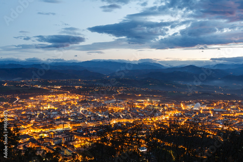 Vista nocturna ciudad de Oviedo desde Monte Naranco, Principado de Asturias. 