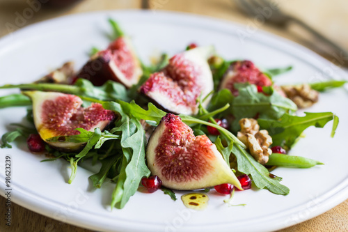 Fotografia Fig with Pomegranate and rocket salad