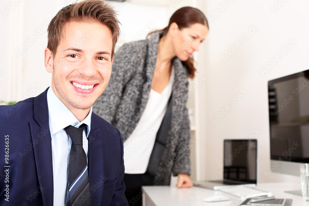 Auszubildender im Büro Auszubildender im Büro