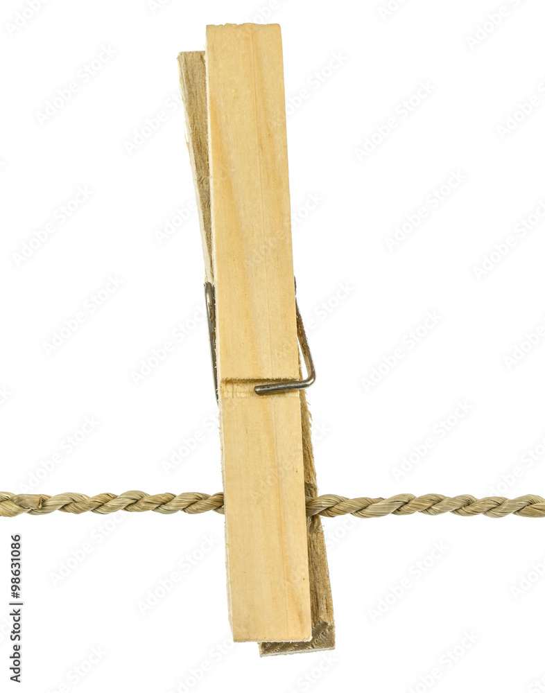 pince à linge bois sur ficelle en paille des marais, fond blanc