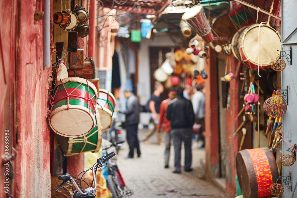 Naklejka premium Wybór bębnów na rynku marokańskim