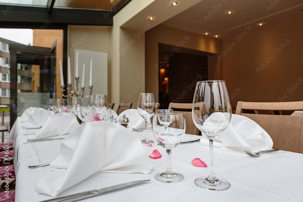 Gedeckte Tischreihe reserviert für Restaurantgäste Gedeckte Tischreihe reserviert für Restaurantgäste