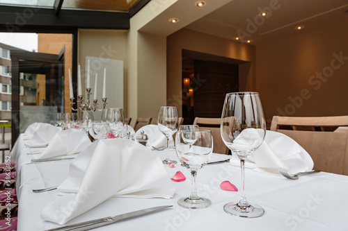 Gedeckte Tischreihe reserviert für Restaurantgäste © levelupart