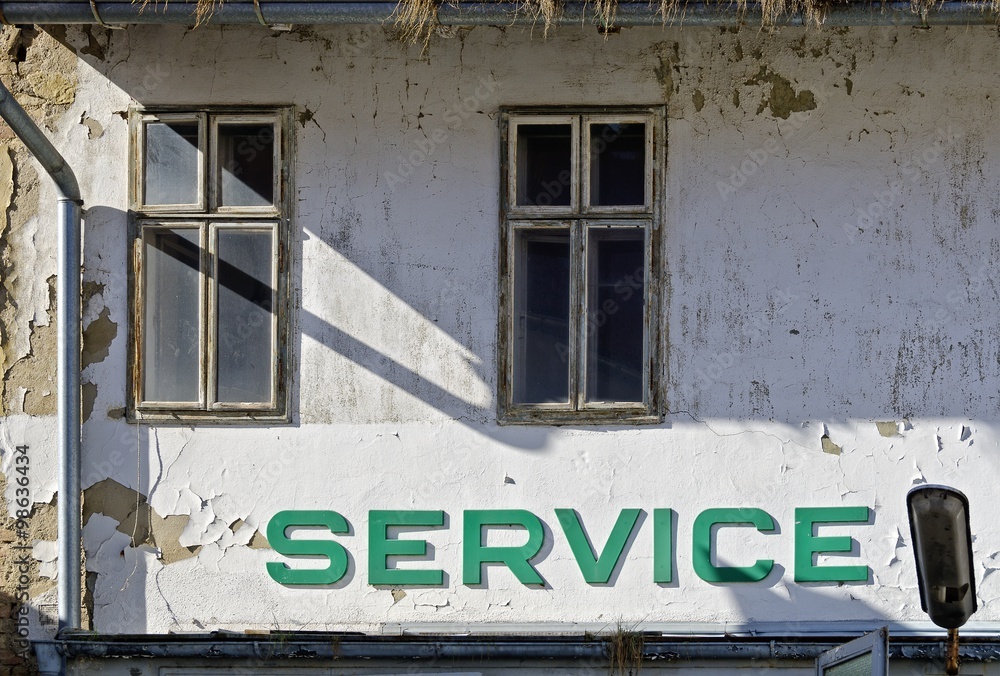 Obraz premium Fassade einer ehemaligen Autowerkstätte