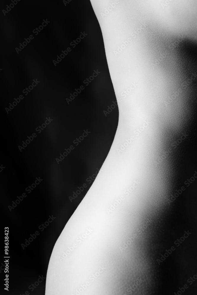 Naklejka premium Piękna i naga kobieta z boku