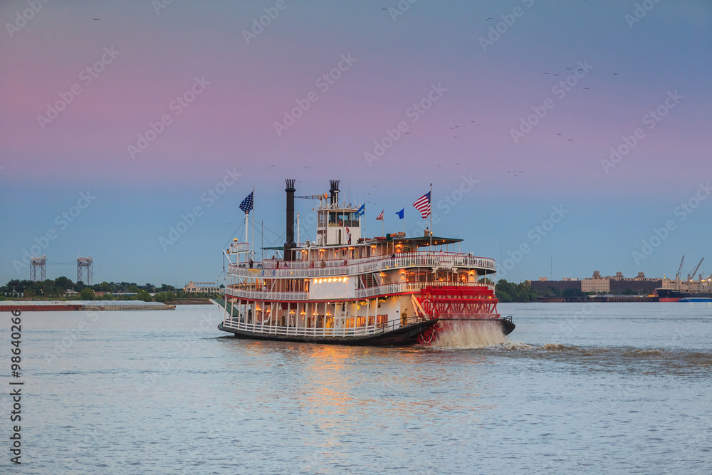 Naklejka premium New Orleans paddle steamer in Mississippi river in New Orleans