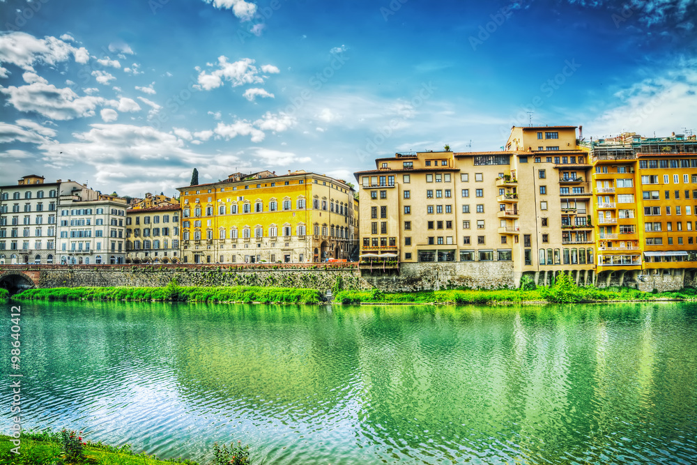 Naklejka premium Arno bank on a cloudy day in Florence