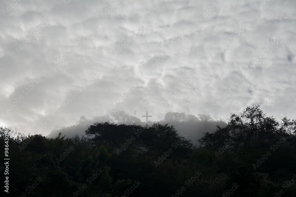 Fototapeta premium La cruz en lo alto de la montaña.