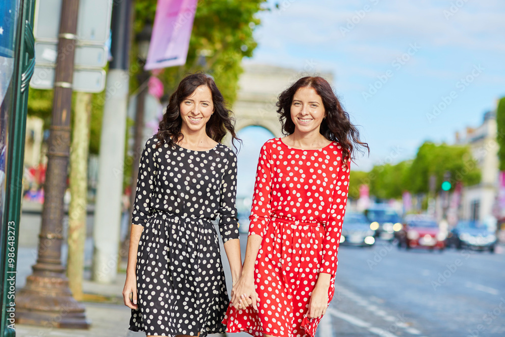 Beautiful twin sisters in front of Arc de Triomphe Beautiful twin sisters in front of Arc de Triomphe